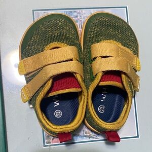WHITIN TODDLER OR KIDSGreen and Yellow Shoes